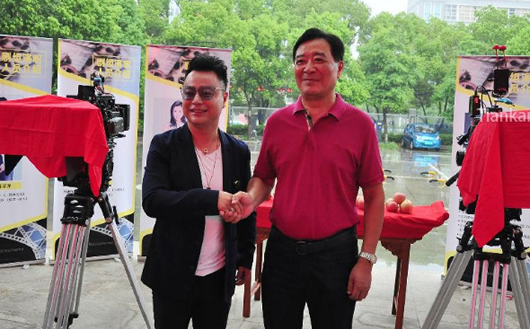 董事長(zhǎng)趙寬與北京任性影視傳媒有限公司董事長(zhǎng)戴戴合影 董事長(zhǎng)趙寬與北京任性影視傳媒有限公司董事長(zhǎng)戴戴合影